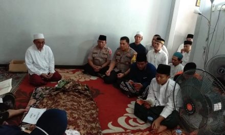 Didampingi Kapolsek Neglasari, Kapolrestro Tangerang Kota takziyah kerumah duka tokoh agama