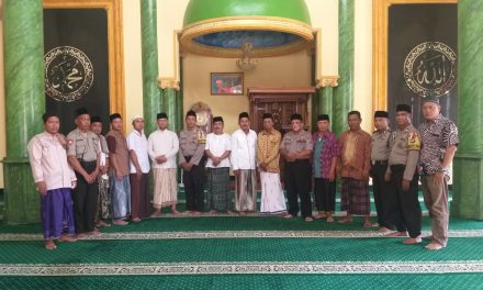 Shalat Jum’at Keliling Polsek Neglasari Jalin Harmonisasi Polisi dengan Masyarakat