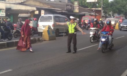 Laksanakan Kamseltibcar, Polantas Polsek Jatiuwung Berikan Pelayanan Kepada Warga Yang Ingin Menyeberang Jalan 