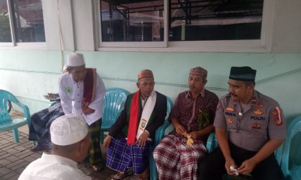 Kanit Binmas Bersama Wakapolsek Jatiuwung Silaturahmi Dengan Warga Usai Shalat Jum’at