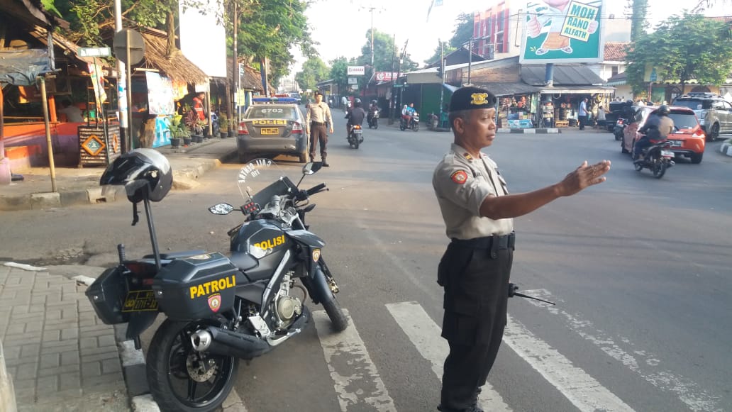 Sabhara Polsek Neglasari antisipasi kemacetan pagi hari di simpang tujuh