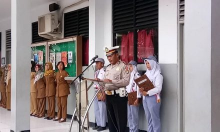 Sosialisasikan MRSF, Kanit Lantas Polsek Jatiuwung Jadi Pembina Upacara Bendera di SMA Negeri 11 Tangerang