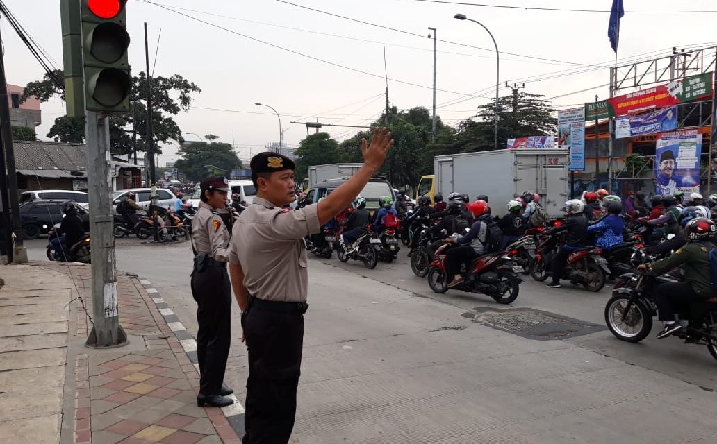 Personil Sabhara Polsek Jatiuwung Dampingi Siswa Polwan Pengaturan Lalulintas di Jl. Gatot Subroto