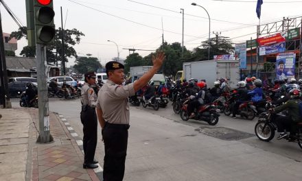 Personil Sabhara Polsek Jatiuwung Dampingi Siswa Polwan Pengaturan Lalulintas di Jl. Gatot Subroto