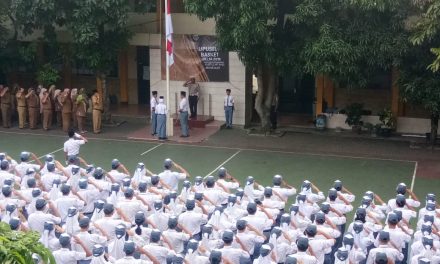 Kanit Lantas Polsek Jatiuwung Berikan Pengarahan Tentang MRSF Saat Jadi Pembina Upacara di SMAN 8 Tangerang