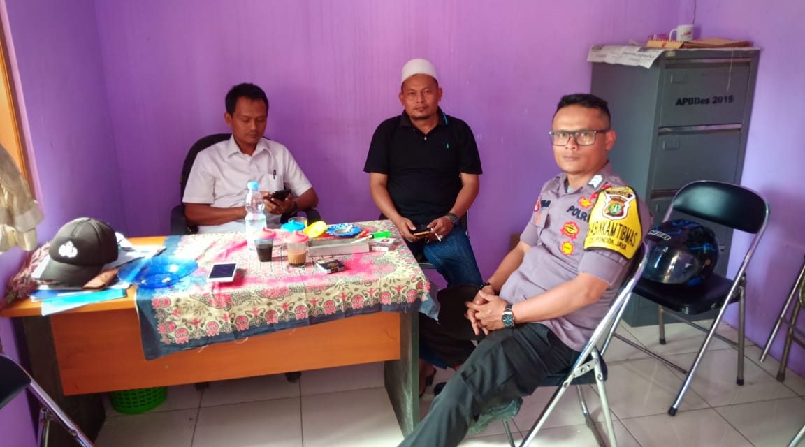 Bhabinkantibmas Polsek Sepatan Brigadir Obsus Maruli Tua LG Sambang KeStaf Balai Desa