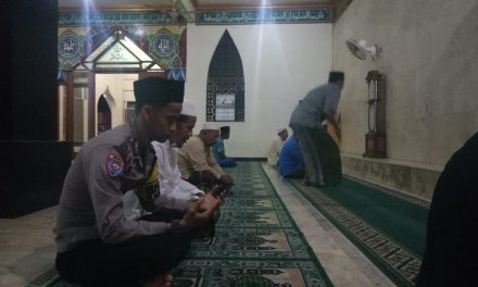 Panggilan Adzan Berkumandang Bhabinkamtibmas Ds. Lemo kec. Teluknaga Sholat Berjamaah