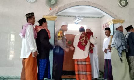 Panggilan Adzan Berkumandang Bhabinkamtibmas Kunjungi Masjid Nur Huda