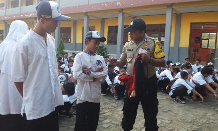 Bhabinkantibmas Polsek Sepatan Aiptu D Syaiful Anwar Berikan Motivasi dan himbauan kepada siswa siswi pelajar SMPN 1 Sepatan