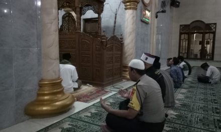 Panggilan Adzan Berkumandang Bhabinkamtibmas kel. Dadap Aiptu Yosef Sambangi Masjid Jami Faturrahman