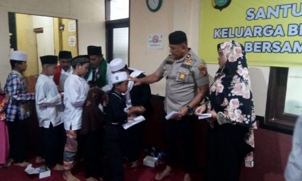 Kapolsek Cipondoh Bersama Dai Kamtibmas Berikan Santunan Kepada Yatim