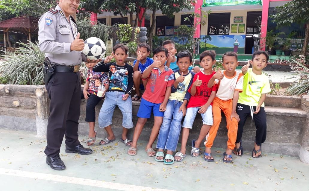 Kunjungi Sekolah, Aiptu Suhandi Ajak Siswa Tidak Jajan Sembarangan