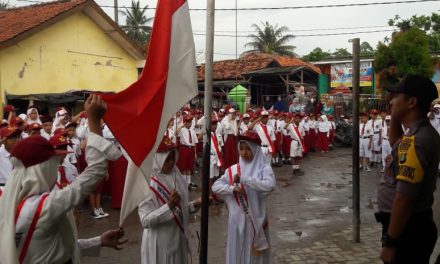 Pembina Upacara SDN 1 Ds. Kampung Besar Bhabinkamtibmas Sampaikan Pesan Kamtibmas