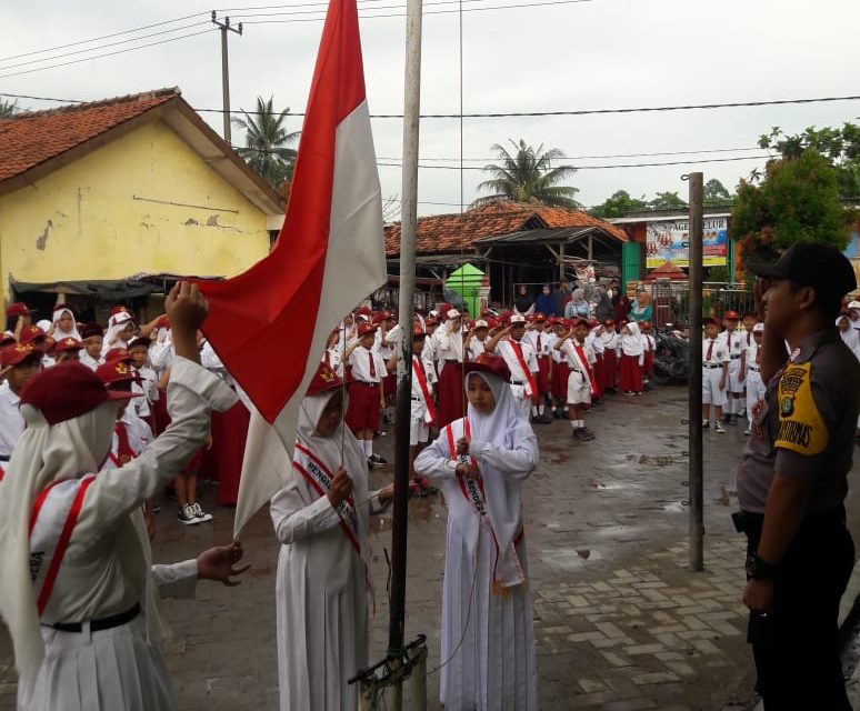 Pembina Upacara SDN 1 Ds. Kampung Besar Bhabinkamtibmas Sampaikan Pesan Kamtibmas