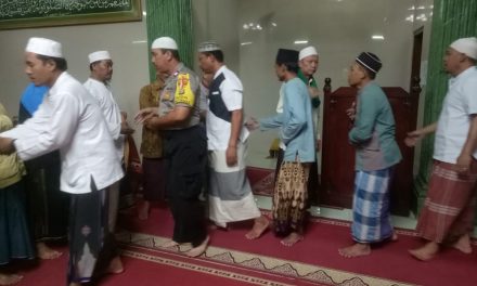 Tingkatkan Keimanan Bhabinkamtibmas Kunjungi Masjid Jami Darutthoyibah