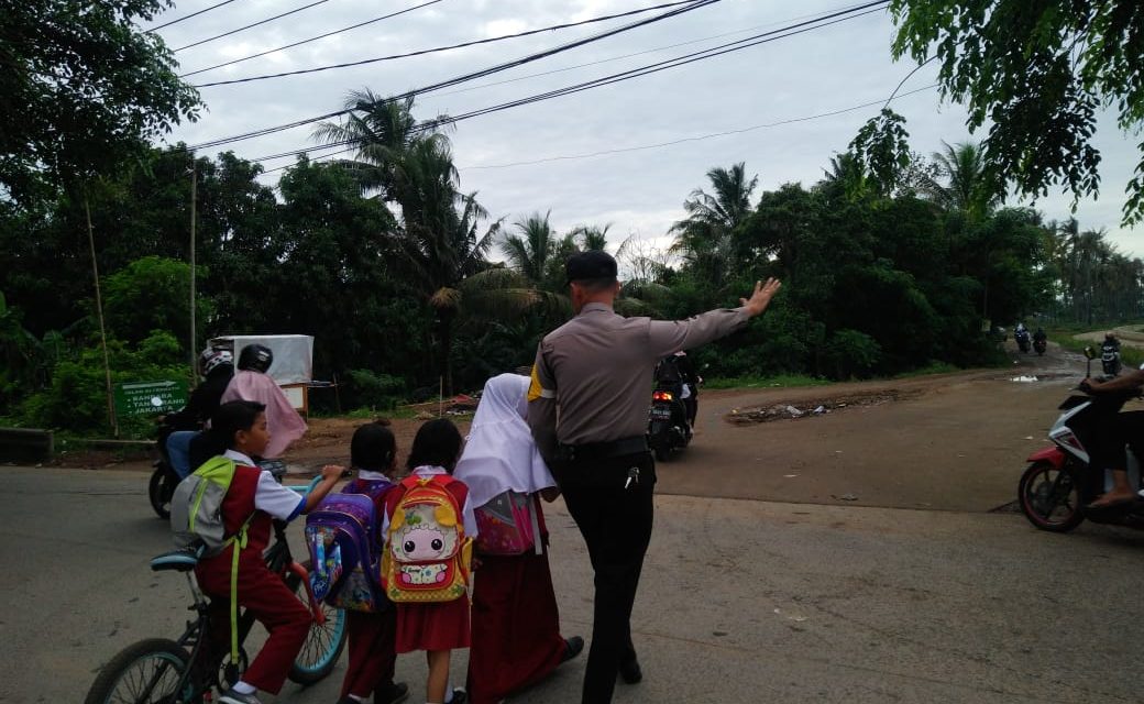 Bhabinkamtibmas Ds. Tanjung Burung Contohkan Pelajar Menjaga Keselamatan Dijalan Raya