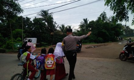 Bhabinkamtibmas Ds. Tanjung Burung Contohkan Pelajar Menjaga Keselamatan Dijalan Raya