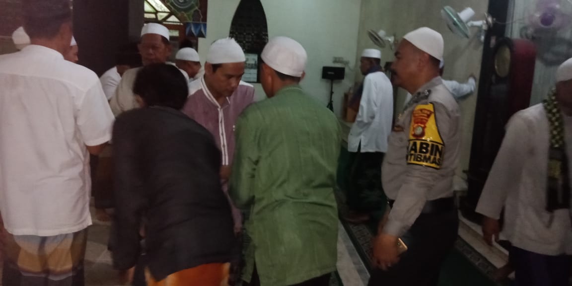 Kunjungi Masjid Saat Panggilan Adzan Berkumandang Bhabinkamtibmas Sholat Subuh Berjamaah