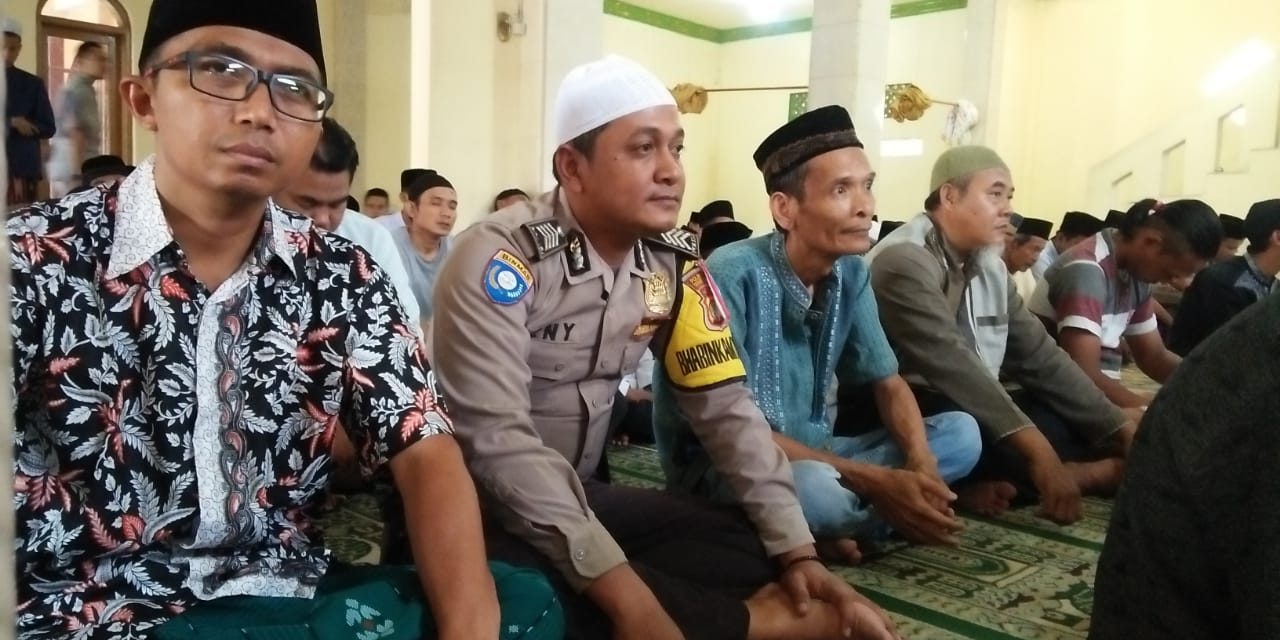 MASUKI MASJID GIAT POLISI CINTA MASJID BHABINKAMTIBMAS DESA TELUKNAGA BRIPKA DENY K