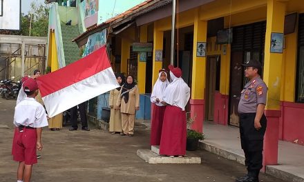 AJARKAN DISIPLIN SAAT MENJADI PEMBINA UPACARA BHABINKAMTIBMAS SAMBANGI SEKOLAH SDN KEDUNG JAYA DESA BABAKAN ASEM KEC. TELUK NAGA