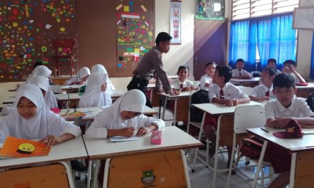 KUNJUNGAN POLKISS BHABINKAMTIBMAS DESA LEMO SAMBANG SEKOLAH SDN I TINGKATKAN SILATURRAHMI DENGAN PELAJAR