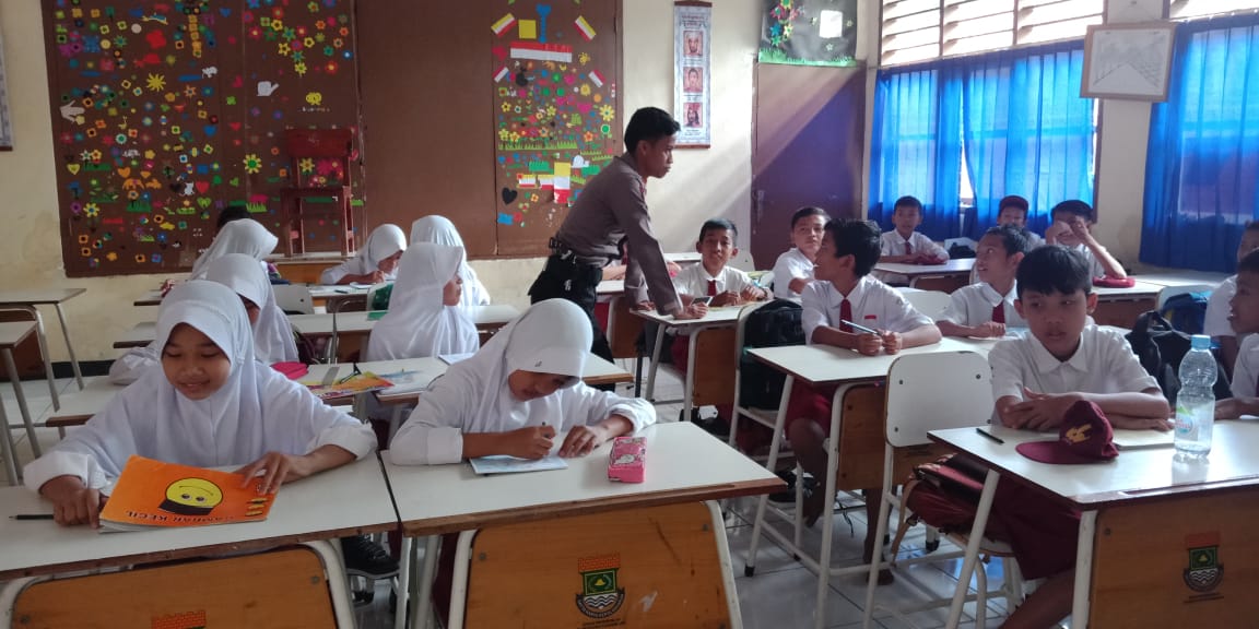 KUNJUNGAN POLKISS BHABINKAMTIBMAS DESA LEMO SAMBANG SEKOLAH SDN I TINGKATKAN SILATURRAHMI DENGAN PELAJAR