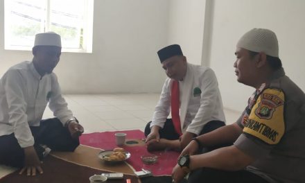 Bhabinkamtibmas Bersama Dai’ Kamtibmas Membangun Komunikasi Untuk Kondusifkan Situasi Wilayah