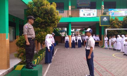 Menjadi Pembina Upacara, Aiptu Suhandi Tekankan Kepada Siswa Untuk Tidak Melakukan Tawuran Antar Pelajar