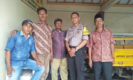 Bhabinkantibmas Polsek Sepatan Brigadir Sidik Ammarullah Sambang Ketua Rukun Tetangga dan warga Desa Kayu Agung