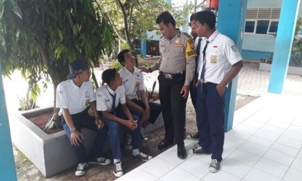 KUNJUNGAN BHABINKAMTIBMAS DESA CENGKLONG SAMBANG BERIKAN MOTIVASI GIAT BELAJAR  DISEKOLAH SMPN I KOSAMBI