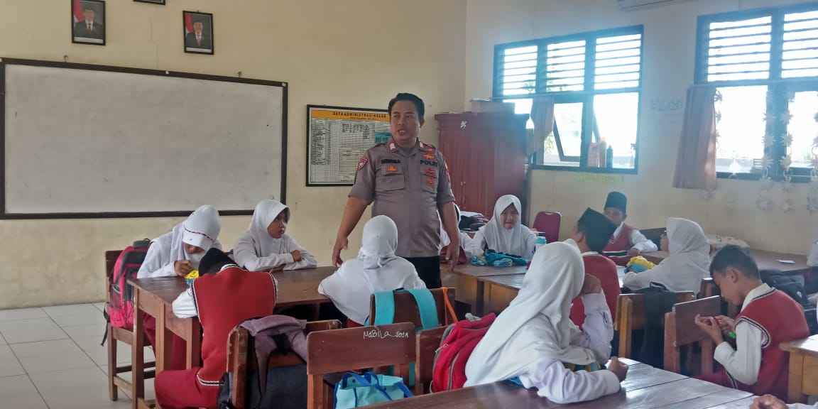 Interaksi Dengan Pelajar Jalin Hubungan Kedekatan Bhabinkamtibmas Sambangi Sekolah