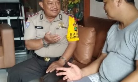 Bhabinkantibmas Polsek Sepatan Aiptu Budi SY Sambang Warga Perumahan Permata