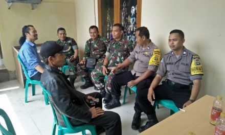 Bhabinkantibmas Polsek Sepatan Brigadir Sidik Ammarullah Pengamanan Pemilihan BPD Desa Kayu Agung