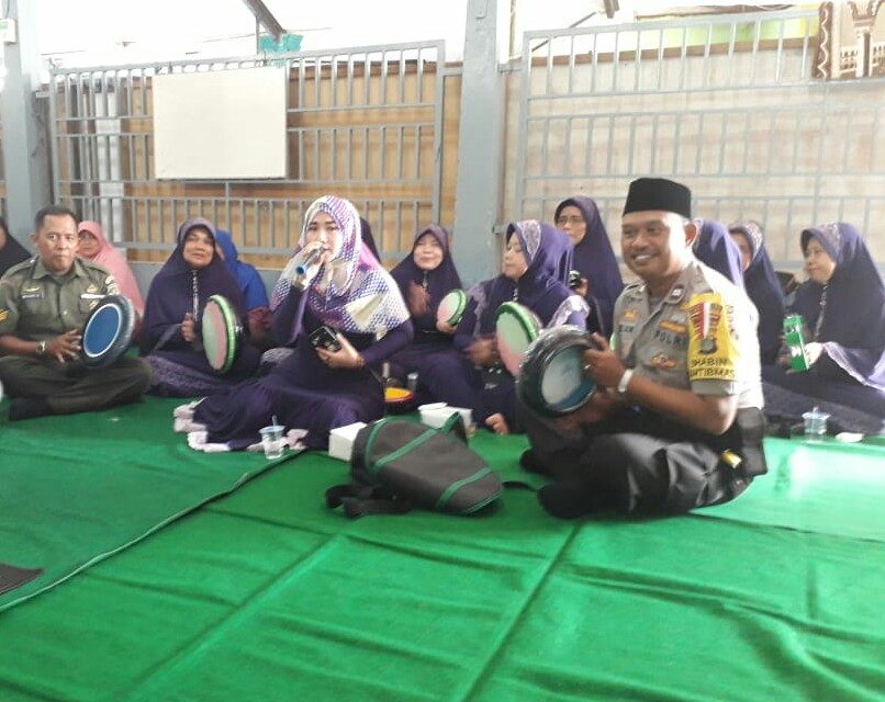 Babinsa Bersama Bhabinkamtibmas Polsek Cipondoh Kunjungi Grup Rebana