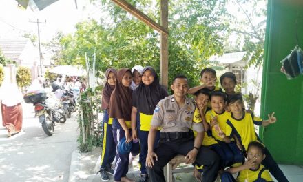 Bhabinkantibmas Polsek Sepatan Brigadir Sidik Ammarullah SH Jalin Keharmonisan dengan siswa SDN I Kayu Bongkok