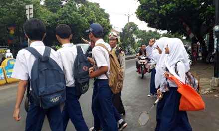 KANIT LANTAS POLSEK CILEDUG AKP.MERRY SH,MELAKSANAKAN PENGATURAN ARUS LALIN