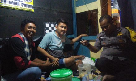 Bhabinkamtibmas Polsek Neglasari sambangi Poskamling warga pada malam hari