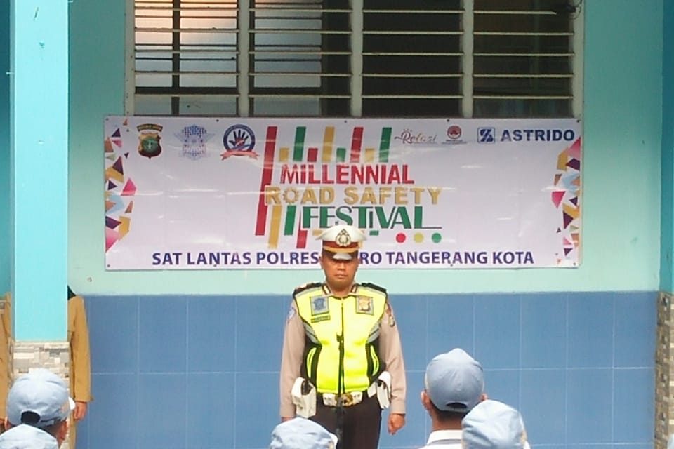 Sosialisasi dan Deklarasi ‘Millenial Road Safety Festival’ Unit Lantas Polsek Neglasari di SMK Karya Bangsa