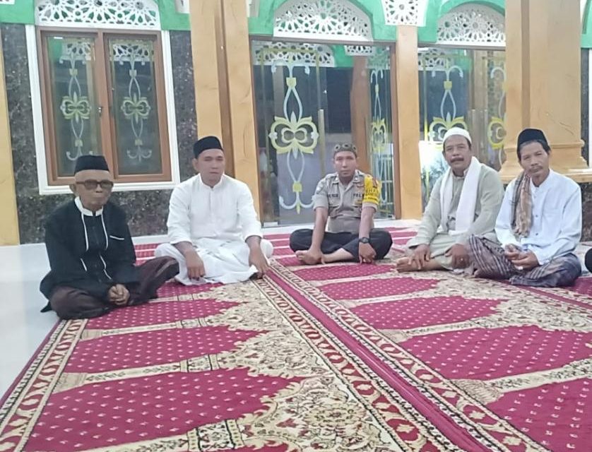 Binmas tingkatkan tali silaturahmi dengan warga melalui Shubuh berjamaah