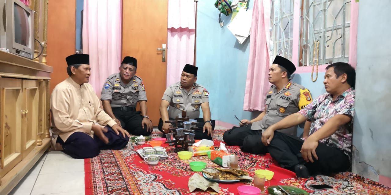 Bersinergi Ciptakan Situasi aman dan sejuk, Kapolsek Neglasari dampingi Kapolrestro Tangerang Kota kunjungi Pimpinan Pesantren