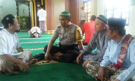 Jalin Kedekatan Dengan Warga, Binmas Polsek Jatiuwung Silaturahmi Usai Shalat Jum’at