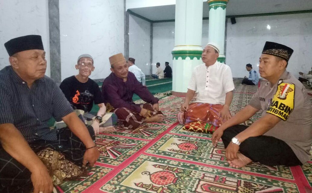 Binmas Polsek Jatiuwung Silaturahmi Dengan Para Jamaah Usai Shalat Jum’at