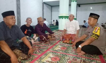 Binmas Polsek Jatiuwung Silaturahmi Dengan Para Jamaah Usai Shalat Jum’at