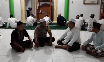 Bhabinkamtibmas Polsek Jatiuwung Shalat Subuh Berjamaah di Masjid Riyadhus Sholihin