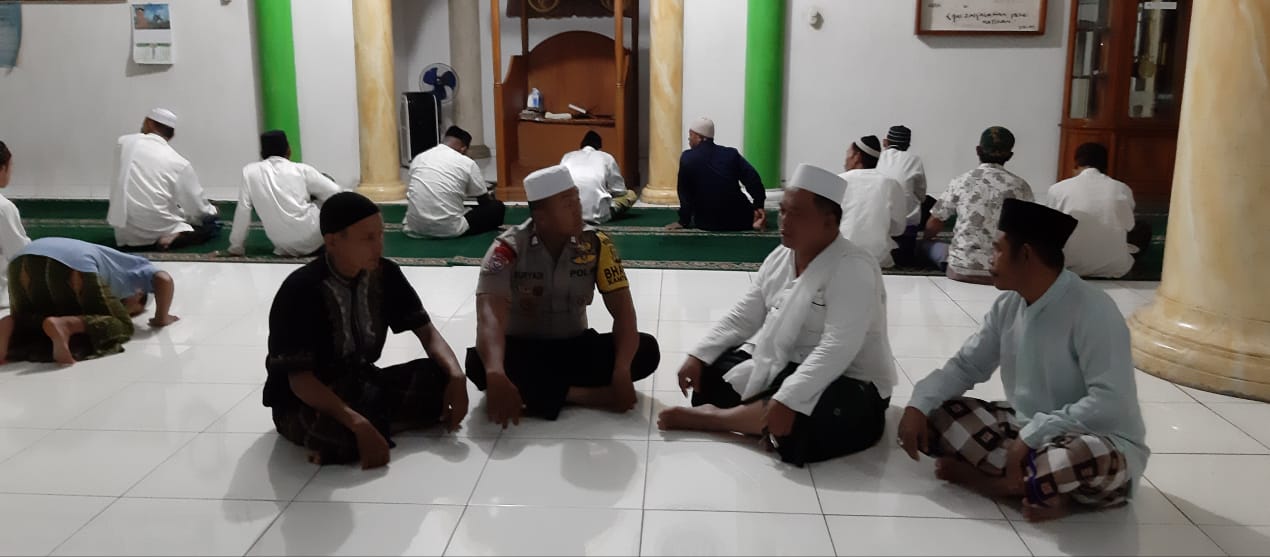 Bhabinkamtibmas Polsek Jatiuwung Shalat Subuh Berjamaah di Masjid Riyadhus Sholihin