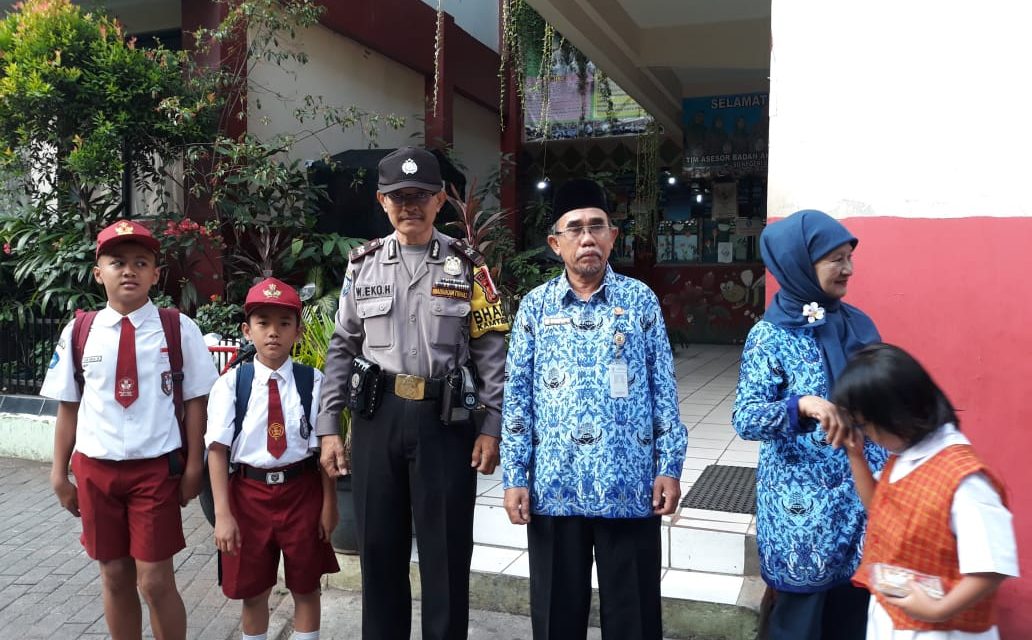 BHABINKAMTIBMAS KELURAHAN SUDIMARA BARAT GIAT SAMBANG DI SD.N.SUDIMARA.13. CILEDUG.   GIAT POLISI CINTA SEKOLAH.