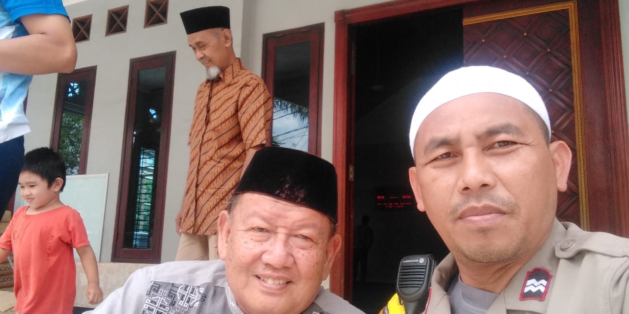 Bhabinkamtibmas Sholat berjamaah bersama warga di masjid Assalam