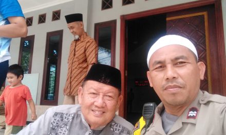 Bhabinkamtibmas Sholat berjamaah bersama warga di masjid Assalam