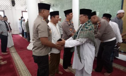 Kapolsek Cipondoh Temani Kapolrestro Tangkot Melaksanakan Jumat Keliling ke  Masjid