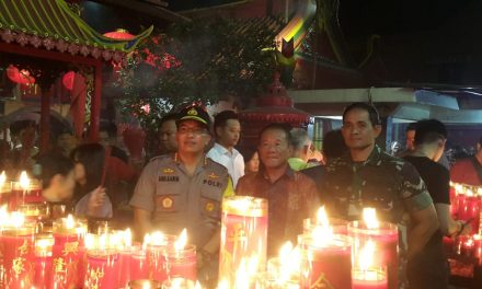 Kapolrestro Tangkot Pantau Malam Perayaan Imlek di Vihara Boen Tek Bio